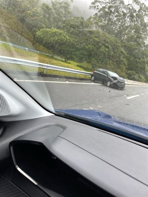 Motorista perde o controle da direção e bate carro em guard rail na