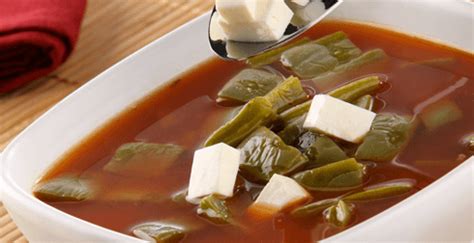 Sopa de nopales con champiñones Recetas Nestlé