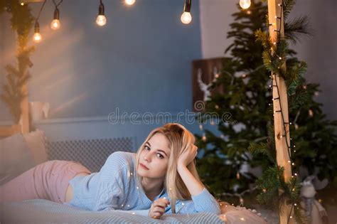 Une Jeune Fille Blonde Dans Une Longue Chemise Masculine Blanche Se Trouvant Sur Le Lit Jetant