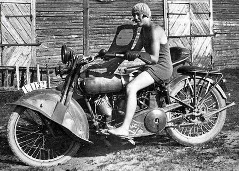 34 Vintage Photos Of Badass Women Riding On Motorbikes In The 1920s