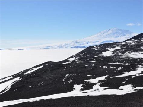 Antarctic lava yields clues to Earth's past magnetic field