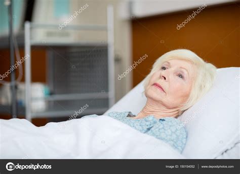 Femme G E Dans Un Lit D H Pital Photo De Stock Gratuite