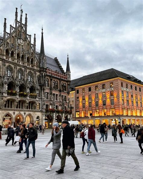 Rathaus Gebäude und Ludwig Beck am Marienplatz München Architektur