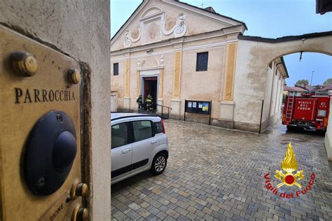 Cede Pavimento Nel Retro Della Chiesa Di Airasca I Pompieri Soccorrono