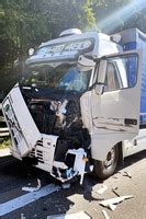 Wiesbadenaktuell Schwerer Lkw Carsh Auf Der A Vor Niedernhausen Endet