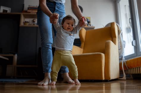 Como estimular o bebê a andar Veja 5 dicas práticas Kinedu Blog