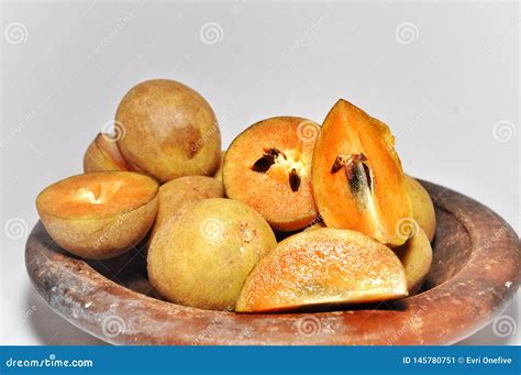 Fruto Do Sapodilla As Folhas Verdes Isoladas No Fundo Branco Imagem