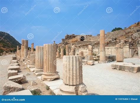 Ruinas De Columnas En La Ciudad Antigua De Ephesus Foto De Archivo