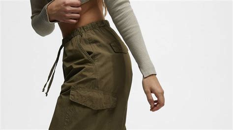 Los pantalones cargo con más estilazo que encontrarás en Zara Mango