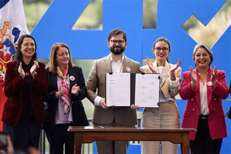 Pdte Boric Promulga La Ley De Horas Laborales Nos Dec An Que Era