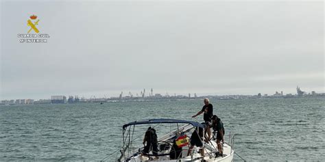 La Guardia Civil Auxilia En El Puerto A Un Velero Sin Gobierno Que Se