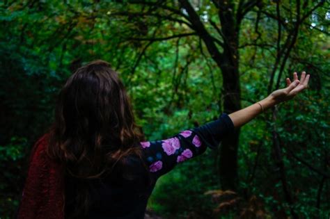 Vista Trasera De Una Mujer De Pie En El Bosque Foto Premium