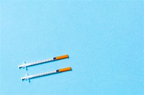 Premium Photo Top View Of Insulin Syringes In A Row For Medical