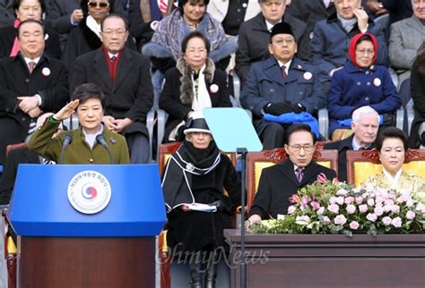 박근혜 대통령 옛날에도 해봤으니 잘할 것 역대 최대 인파 몰린 취임식자리없어 서서 구경 오마이뉴스