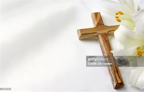 Easter Lilies And Cross On A White Satin Background Foto De Stock