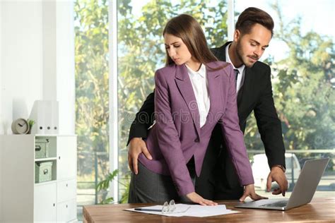 Patron Molestant Son Secr Taire F Minin Dans Le Bureau Image Stock