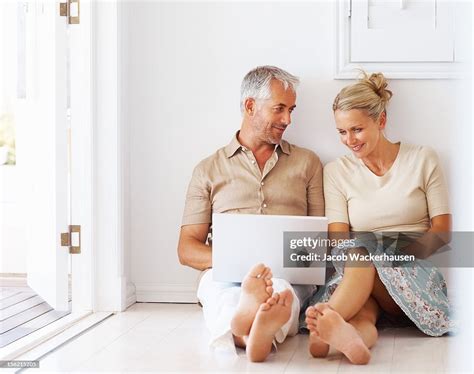 Couple Dâge Mûr À Laide Dordinateur Portable À La Maison Photo Getty Images