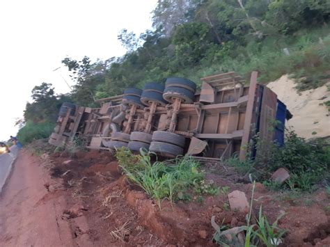 Carreta Carregada De Soja Tomba Ao Tentar Desviar De Buraco Na Br 230