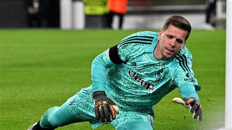 Football Wojciech Szczesny Le Gardien De La Juventus Turin Opéré Du Nez