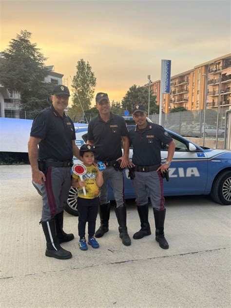 Le Foto Dell Incontro Del Piccolo Umberto Con I Poliziotti Del