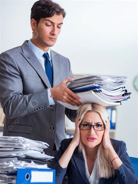 El Jefe Enojado E Iracundo Gritando Y Gritando A Su Secretaria Empleada