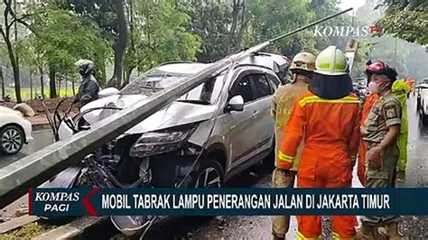 Melaju Kencang Hingga Kehilangan Kendali Sebuah Mobil Hancur Akibat