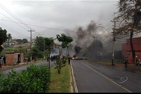 V Deo Moradores De Guarapari Fazem Protesto E Fecham Rodovia No Es