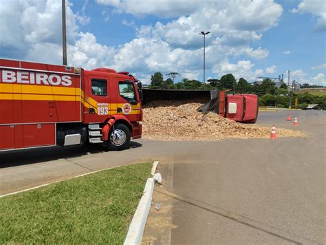 Caminhão tomba na SC 120 em Lebon Régis Rádio Fraiburgo