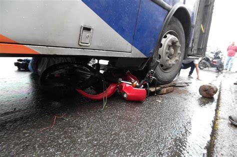 Motociclista Se Salvó De Ser Aplastado Por Un Bus El Diario Ecuador