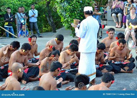 Der Kecak Feuer Tanz An Uluwatu Tempel Bali Indonesien Redaktionelles