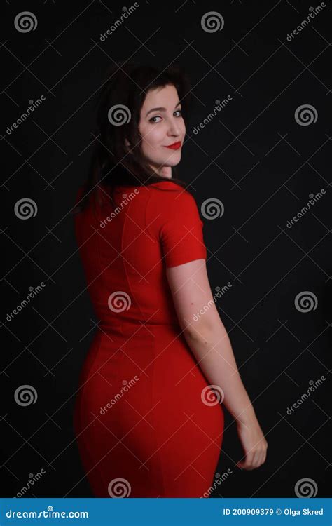 Brunette Atractiva Sexy Con Vestido De Piel Roja Aislado Sobre Fondo Negro Sesi N De Estudio