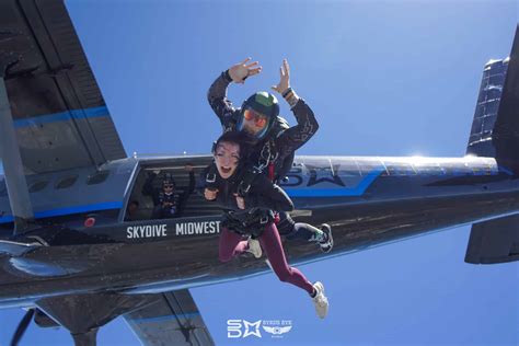 What is Tandem Skydiving? - Skydive Midwest