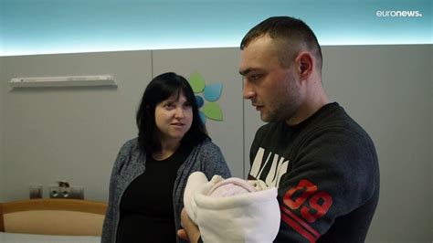 Ucraina Sofia è nata in guerra suo papà è al fronte lo strazio della