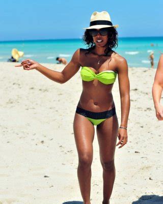 Kelly Rowland Showing Off Her Bikini Body On The Beach In Miami Porn