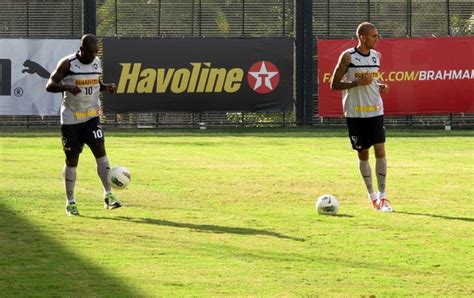 Seedorf tem primeiro contato bola em novo treino físico