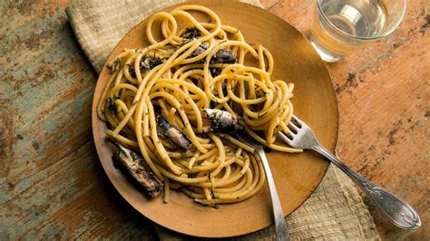 Aprende A Preparar El Más Rico Plato De Pastas Con Sardinas Mui