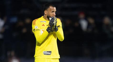 Técnico do Atlético MG defende goleiro Everson das críticas