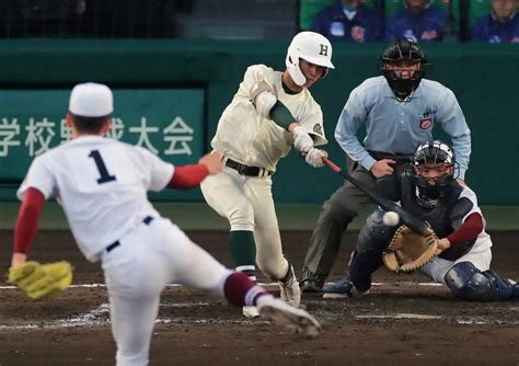 ＜常総学院・報徳学園＞ 5回1死二、三塁、報徳学園・山岡は右前適時打を放つ （撮影・後藤 大輝） ― スポニチ Sponichi Annex 野球