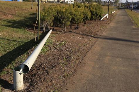 Criminosos Derrubam Postes Em Ciclovia Para Furtar Lumin Rias Em