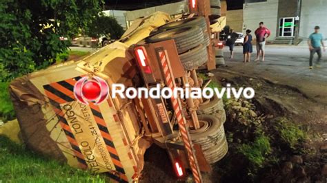 SUSTO Carreta Tomba Durante Acidente Na BR 364 Em Candeias Do Jamari