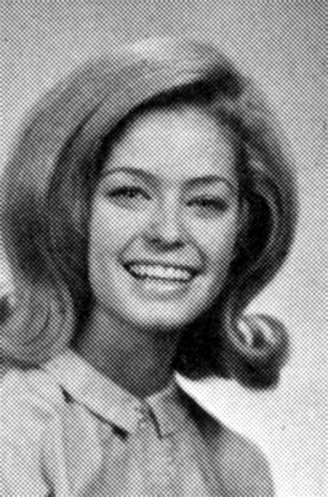 Rare Portraits of a Very Young and Beautiful Farrah Fawcett in High School in the 1960s ...