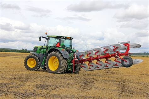 John Deere Tractor Und Agrolux Pflug Redaktionelles Stockbild Bild