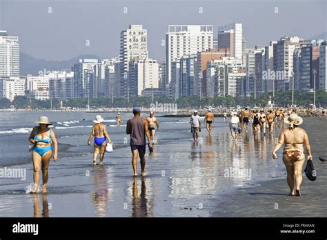 Mujeres Brasileñas En La Playa Fotografías E Imágenes De Alta Resolución Alamy