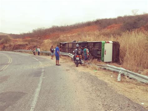 Ônibus romeiros capota no Ceará e deixa mortos e feridos Geral