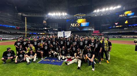 Brewers celebrate on field with 'L' flag after NLDS victory over Cubs