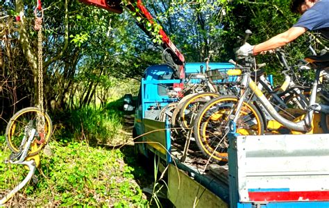 Roma Rimosse Carcasse Di Biciclette Abbandonate Lungo Le Banchine Del