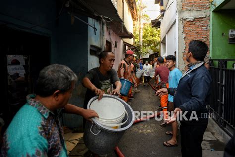 Petugas Damkar Dan Warga Berjibaku Padamkan Kebakaran Di Jalan Anyer