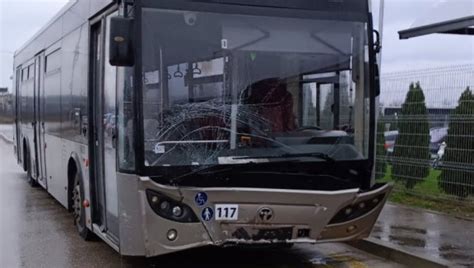 Prvi Snimci Sa Mesta Te Ke Nesre E U Ni U Autobus Udario Auto Koji Je