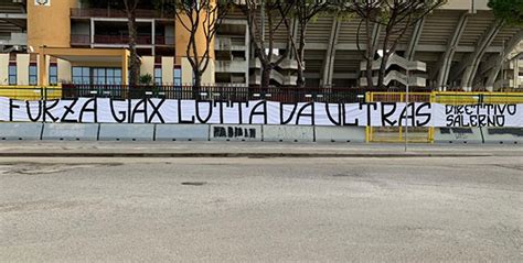 Striscione Di Sostegno Dei Tifosi Della Salernitana Ad Ultras Del