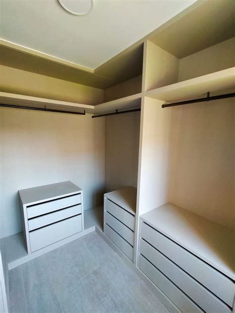 Vestidor Abierto Realizado En Material Laminado Acabado Nude By Finsa Con Cajoneras Vestidores